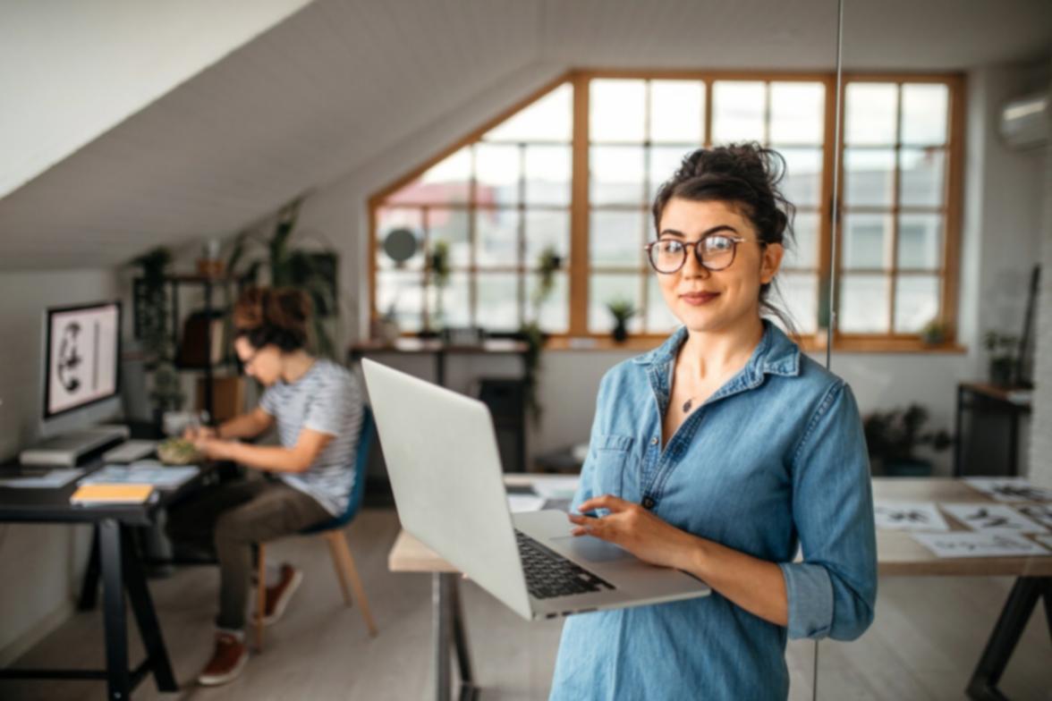 Espace de travail collaboratif où les apprenants échangent sur leurs stratégies d'épargne