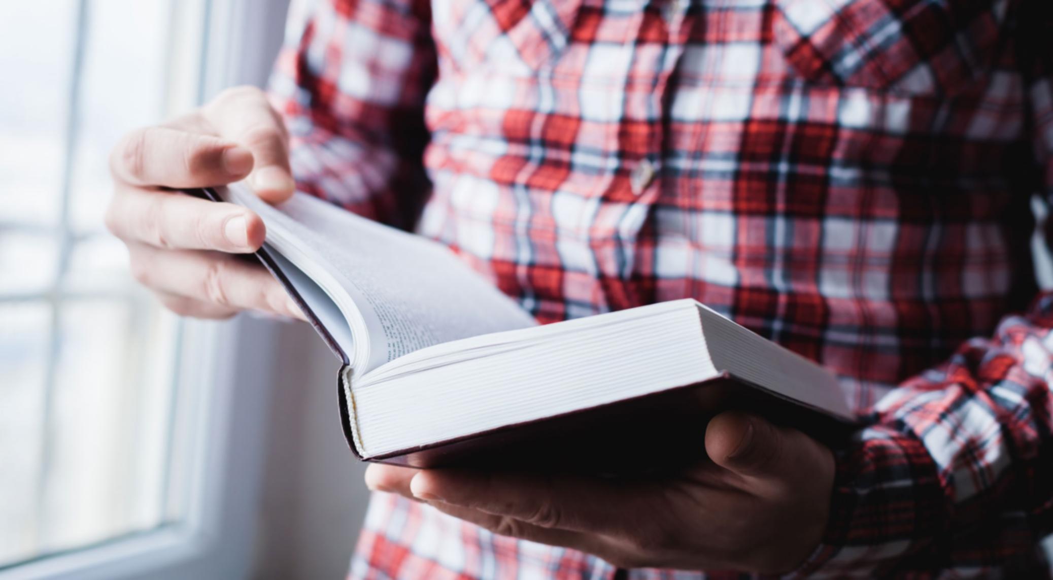 Participants travaillant ensemble sur des exercices pratiques de planification financière