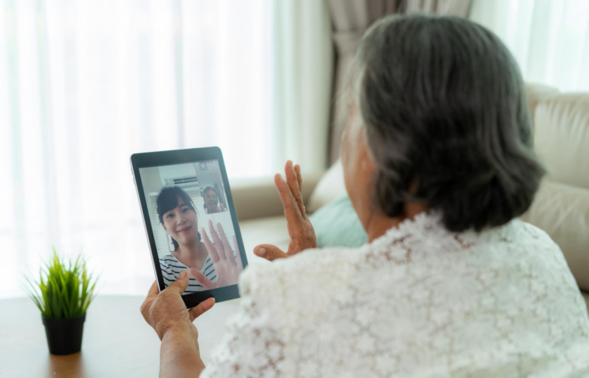 Apprenants travaillant ensemble sur des exercices de gestion budgétaire